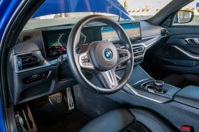 BMW 3-SERIE Touring 330e xDrive / Navigatie / Camera / Parkeersensoren V+A / Head up / Leder-alcantara / Carplay