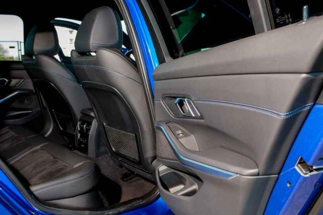 BMW 3-SERIE Touring 330e xDrive / Navigatie / Camera / Parkeersensoren V+A / Head up / Leder-alcantara / Carplay