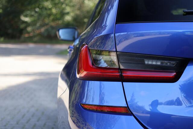 BMW 3-SERIE Touring 330i High Executive M-Sportpakket, Head up Display, Panoramadak, Elektrische trekhaak, M-Sportrem, Sportstoel, Shadowline, etc.