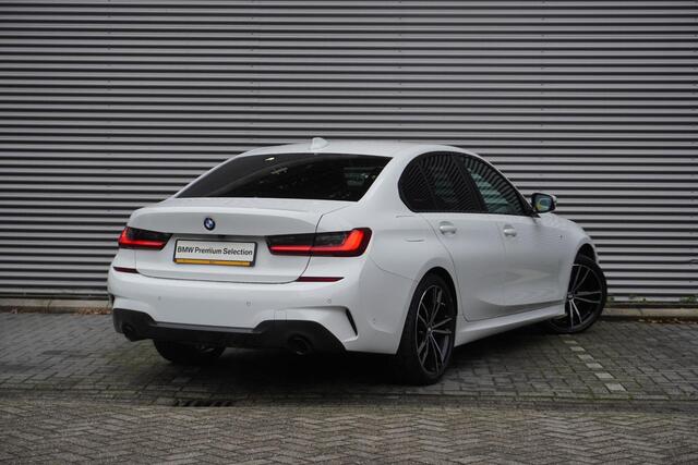 BMW 3-SERIE 318i Model M Sport | Comfort Access | Driving Assistant | HiFi System | Trekhaak met elektrisch wegklapbare kogel | Achteruitrijcamera | Extra getint glas achter