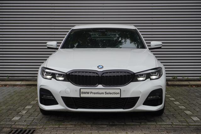 BMW 3-SERIE 318i Model M Sport | Comfort Access | Driving Assistant | HiFi System | Trekhaak met elektrisch wegklapbare kogel | Achteruitrijcamera | Extra getint glas achter
