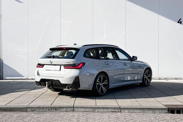 BMW 3-SERIE Touring 318i M-Sport 18 Inch / Electrische Zwenkhaak / Binnen & Buitenspiegel Automatisch Dimmend / Stoelverwarming