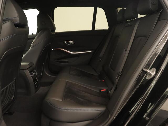 BMW 3-SERIE 318i M Sport | Sportstoelen | Half leder | Carplay | Navigatie | Camera | Parkeerhulp | Climate control | Cruise control