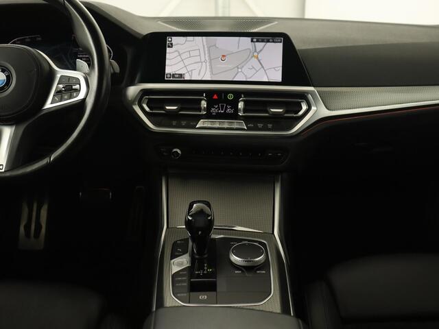 BMW 3-SERIE 318i M Sport | Sportstoelen | Half leder | Carplay | Navigatie | Camera | Parkeerhulp | Climate control | Cruise control