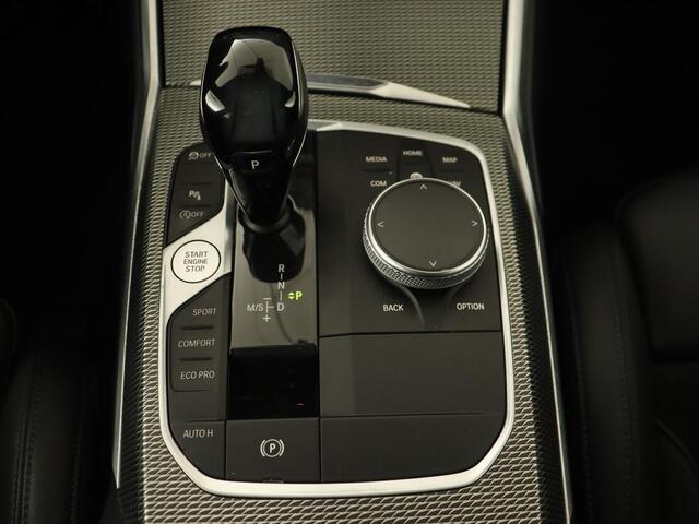 BMW 3-SERIE 318i M Sport | Sportstoelen | Half leder | Carplay | Navigatie | Camera | Parkeerhulp | Climate control | Cruise control