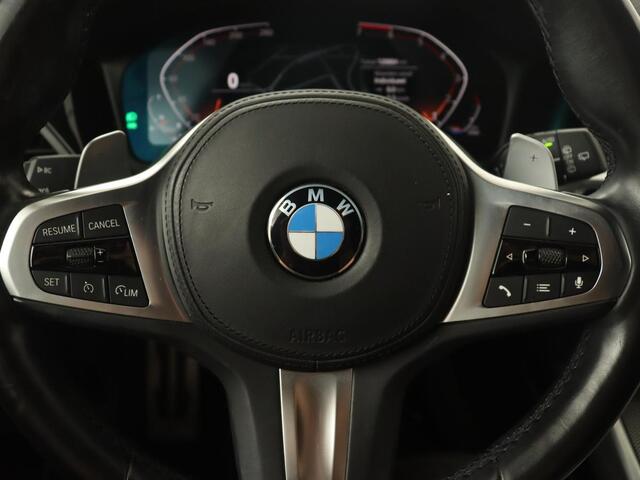 BMW 3-SERIE 318i M Sport | Sportstoelen | Half leder | Carplay | Navigatie | Camera | Parkeerhulp | Climate control | Cruise control