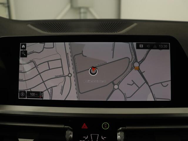 BMW 3-SERIE 318i M Sport | Sportstoelen | Half leder | Carplay | Navigatie | Camera | Parkeerhulp | Climate control | Cruise control