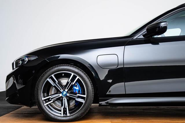 BMW 3-SERIE Touring 330e M Sport - Panoramadak - Parking/Driving Assistant - Active Cruise Control - Geluiddempende/getinte Ruiten - Comfort Access - Elektrisch verstelbare/verwarmde voorstoelen - Zonneschermen achter -