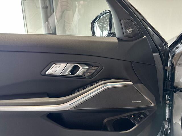 BMW 3-SERIE Touring 330e xDrive | M Sport | Harman Kardon | Glazen Panoramadak | Head-up Display |