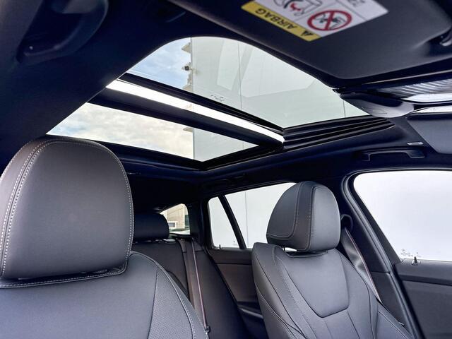 BMW 3-SERIE Touring 330e M-Sport / Panorama Dak / 19'' / Head Up Display / M Sport Pro / Driving Assistant / Stoelverwarming