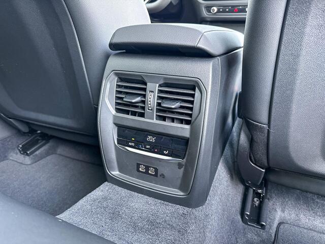 BMW 3-SERIE Touring 330e M-Sport / Panorama Dak / 19'' / Head Up Display / M Sport Pro / Driving Assistant / Stoelverwarming