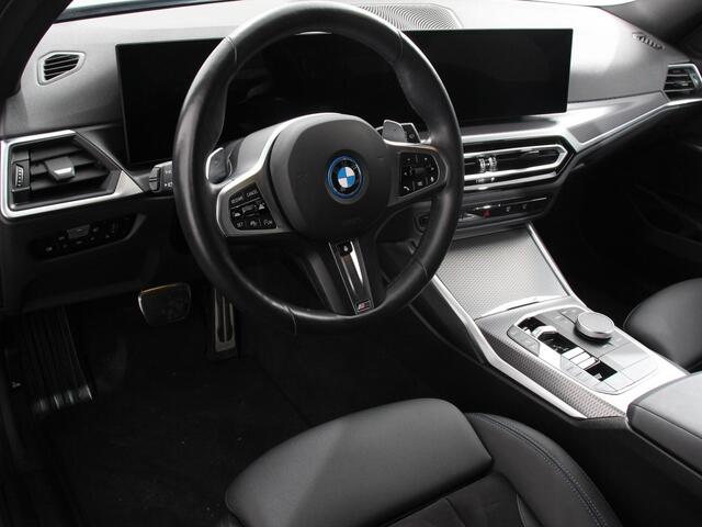 BMW 3-SERIE Touring 330e Touring M Sport PHEV Navigatie Climate Control Lichtmetalen velgen LED Virtual Cockpit Parkeersensoren Voor en Achter Achteruitrijcamera Apple carplay/ Andriod auto Stoelverwarming Stuur verwarming Elektrische achterklep