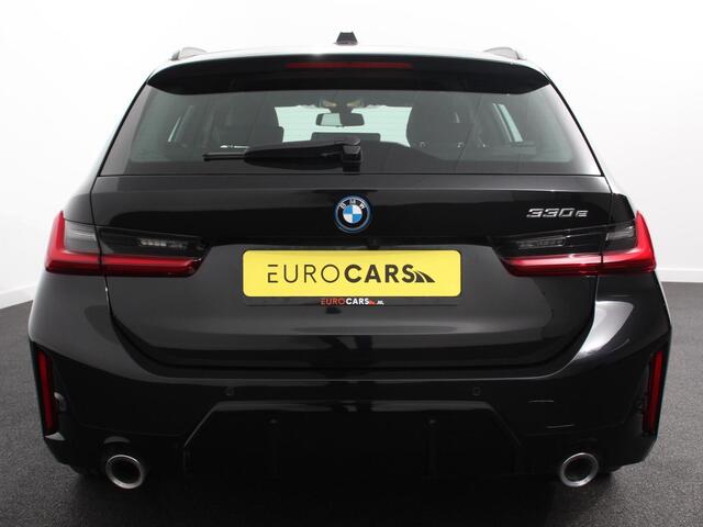 BMW 3-SERIE Touring 330e Touring M Sport PHEV Navigatie Climate Control Lichtmetalen velgen LED Virtual Cockpit Parkeersensoren Voor en Achter Achteruitrijcamera Apple carplay/ Andriod auto Stoelverwarming Stuur verwarming Elektrische achterklep