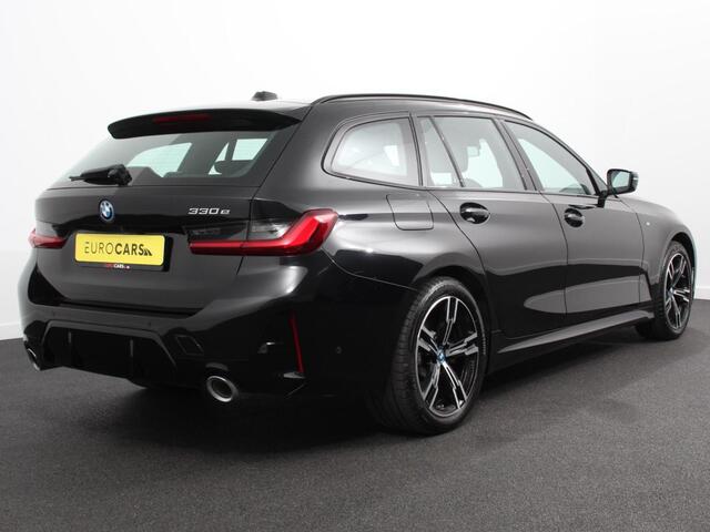 BMW 3-SERIE Touring 330e Touring M Sport PHEV Navigatie Climate Control Lichtmetalen velgen LED Virtual Cockpit Parkeersensoren Voor en Achter Achteruitrijcamera Apple carplay/ Andriod auto Stoelverwarming Stuur verwarming Elektrische achterklep