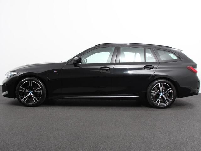 BMW 3-SERIE Touring 330e Touring M Sport PHEV Navigatie Climate Control Lichtmetalen velgen LED Virtual Cockpit Parkeersensoren Voor en Achter Achteruitrijcamera Apple carplay/ Andriod auto Stoelverwarming Stuur verwarming Elektrische achterklep