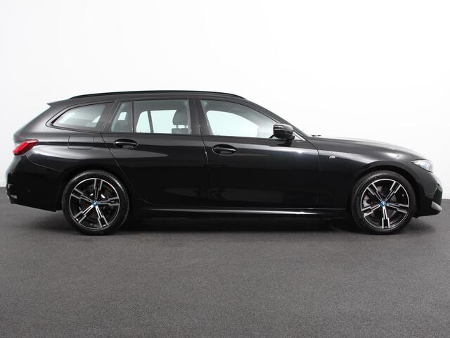 BMW 3-SERIE Touring 330e Touring M Sport PHEV Navigatie Climate Control Lichtmetalen velgen LED Virtual Cockpit Parkeersensoren Voor en Achter Achteruitrijcamera Apple carplay/ Andriod auto Stoelverwarming Stuur verwarming Elektrische achterklep