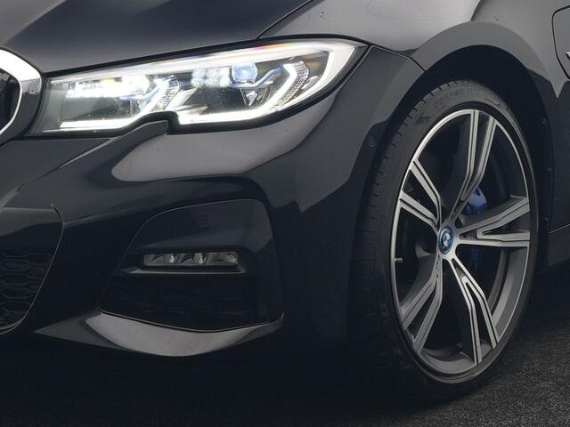 BMW 3-SERIE Touring 330e M Sport Plug In Hybrid 292pk Dealer O.H PHEV | Trekhaak Af Fabriek | Adaptive Onderstel | Adaptive Cruise | Laser LED | Sportstoelen Verwarmd | Sfeerverlichting | Apple Carplay | Camera | Virtual | Navigatie | DAB |