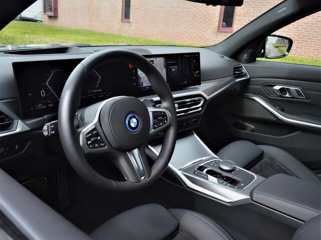 BMW 3-SERIE Touring 330e M Sport Innovation