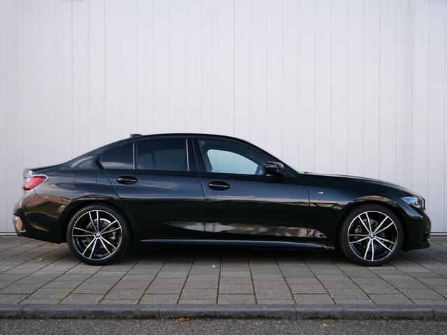 BMW 3-SERIE 318i Business Edition Plus 157 Pk Automaat Navigatie / DAB / Leer / M-pakket / Camera