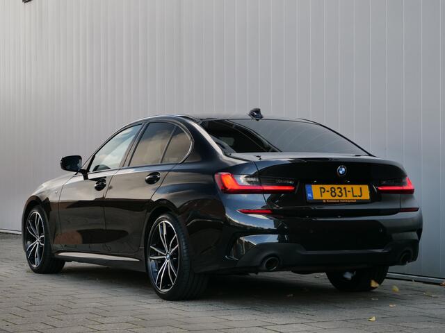 BMW 3-SERIE 318i Business Edition Plus 157 Pk Automaat Navigatie / DAB / Leer / M-pakket / Camera