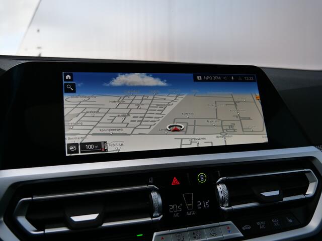 BMW 3-SERIE 318i Business Edition Plus 157 Pk Automaat Navigatie / DAB / Leer / M-pakket / Camera