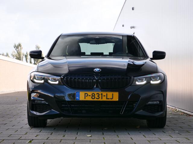 BMW 3-SERIE 318i Business Edition Plus 157 Pk Automaat Navigatie / DAB / Leer / M-pakket / Camera