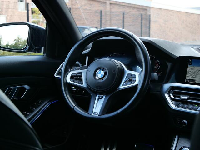 BMW 3-SERIE 318i Business Edition Plus 157 Pk Automaat Navigatie / DAB / Leer / M-pakket / Camera
