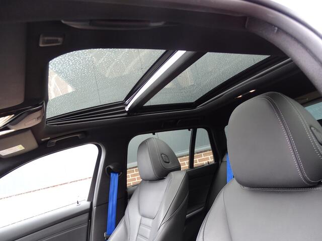 BMW 3-SERIE Touring 320e M-SPORT | PANORAMADAK| LEDER SPORT INTERIEUR| HEAD-UP DISPLAY| BORDENHERKENNING| DODE HOEK DETECTIE| HERMANKARDON | AIROC/ECC | CRUISECONTROLL | CAMERA | PARKEERSENSOREN |