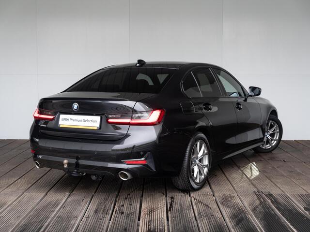 BMW 3-SERIE Sedan 320i | High Executive | Stoelverwarming | Sportstoelen | Sportstuurwiel | Cruise Control | LED | 17''