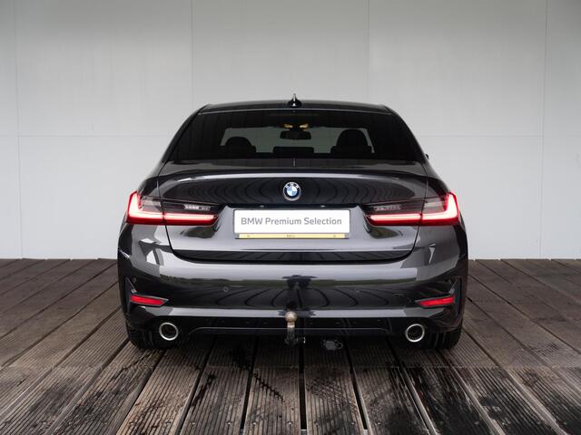 BMW 3-SERIE Sedan 320i | High Executive | Stoelverwarming | Sportstoelen | Sportstuurwiel | Cruise Control | LED | 17''