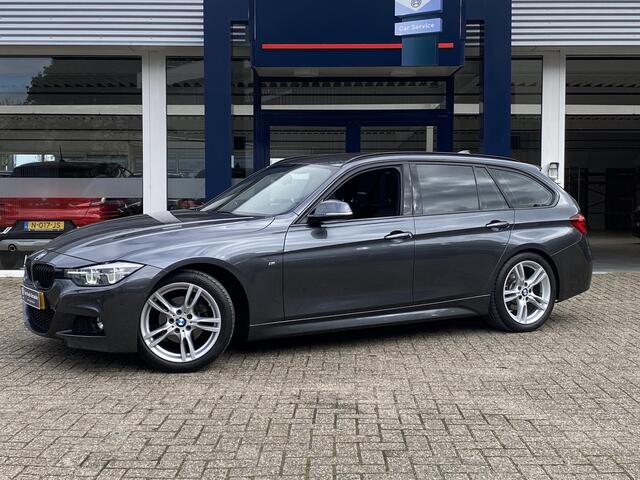 BMW 3-SERIE Touring 320i Edition M Sport Shadow Executive / Automaat / NL-Auto / Dealer-Onderhouden / M-Line / Sportstuur & Sportonderstel / Vol-Leder / Stoelverwarming / Elektr.-Wegklapbare Trekhaak / Cruise-Control / Climate-Control / Elektr.-Achterklep / Armsteun 