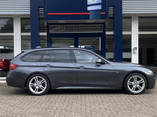 BMW 3-SERIE Touring 320i Edition M Sport Shadow Executive / Automaat / NL-Auto / Dealer-Onderhouden / M-Line / Sportstuur & Sportonderstel / Vol-Leder / Stoelverwarming / Elektr.-Wegklapbare Trekhaak / Cruise-Control / Climate-Control / Elektr.-Achterklep / Armsteun 