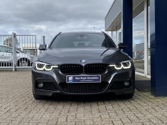 BMW 3-SERIE Touring 320i Edition M Sport Shadow Executive / Automaat / NL-Auto / Dealer-Onderhouden / M-Line / Sportstuur & Sportonderstel / Vol-Leder / Stoelverwarming / Elektr.-Wegklapbare Trekhaak / Cruise-Control / Climate-Control / Elektr.-Achterklep / Armsteun 
