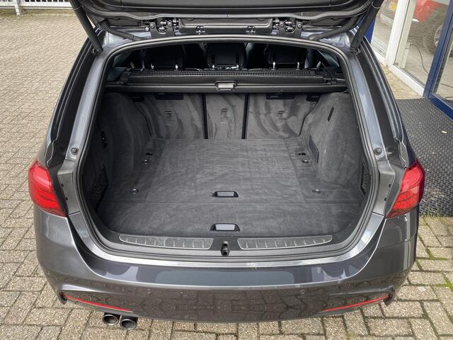 BMW 3-SERIE Touring 320i Edition M Sport Shadow Executive / Automaat / NL-Auto / Dealer-Onderhouden / M-Line / Sportstuur & Sportonderstel / Vol-Leder / Stoelverwarming / Elektr.-Wegklapbare Trekhaak / Cruise-Control / Climate-Control / Elektr.-Achterklep / Armsteun 