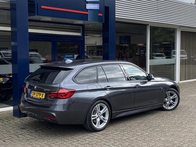 BMW 3-SERIE Touring 320i Edition M Sport Shadow Executive / Automaat / NL-Auto / Dealer-Onderhouden / M-Line / Sportstuur & Sportonderstel / Vol-Leder / Stoelverwarming / Elektr.-Wegklapbare Trekhaak / Cruise-Control / Climate-Control / Elektr.-Achterklep / Armsteun 
