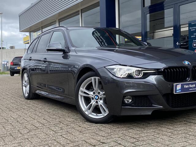 BMW 3-SERIE Touring 320i Edition M Sport Shadow Executive / Automaat / NL-Auto / Dealer-Onderhouden / M-Line / Sportstuur & Sportonderstel / Vol-Leder / Stoelverwarming / Elektr.-Wegklapbare Trekhaak / Cruise-Control / Climate-Control / Elektr.-Achterklep / Armsteun 