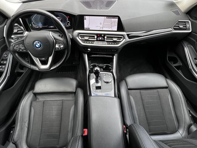 BMW 3-SERIE Touring 330e Business Edition Plus / Dealer onderhouden / Trekhaak elektrisch uitklapbaar 1.500 kg / Navigatie / Apple Carplay Android / Stuur- en stoelverwarming / Elektrische klep /