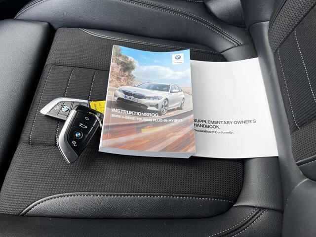 BMW 3-SERIE Touring 330e Business Edition Plus / Dealer onderhouden / Trekhaak elektrisch uitklapbaar 1.500 kg / Navigatie / Apple Carplay Android / Stuur- en stoelverwarming / Elektrische klep /