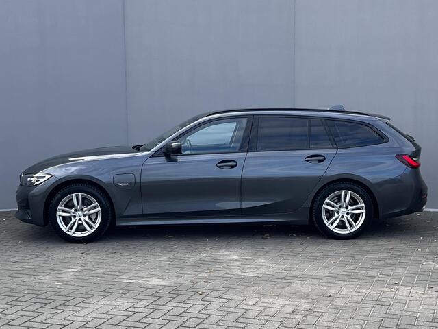 BMW 3-SERIE Touring 330e Business Edition Plus / Dealer onderhouden / Trekhaak elektrisch uitklapbaar 1.500 kg / Navigatie / Apple Carplay Android / Stuur- en stoelverwarming / Elektrische klep /