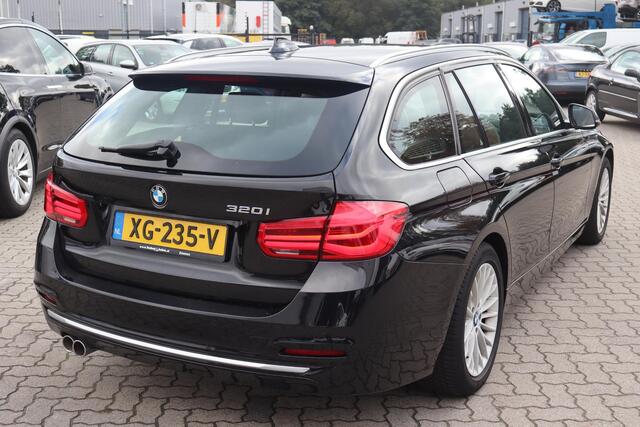 BMW 3-SERIE Touring 320i Luxury Edition (NL auto), Navigatie, Lederen interieur, Cruise control, Climate control, Stoelverwarming