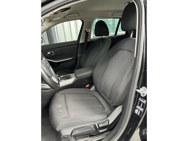 BMW 3-SERIE Touring 318i Executive Edition | NIEUW MODEL | AUTOMAAT | CARPLAY/ANDROID | NAVI | CRUISE CONTROL | CLIMATE CONTROL | PDC V+A | LMV | STOELVERWARMING | ELEKTR. ACHTERKLEP | LICHT+REGEN SENSOR | LED | BLUETOOTH