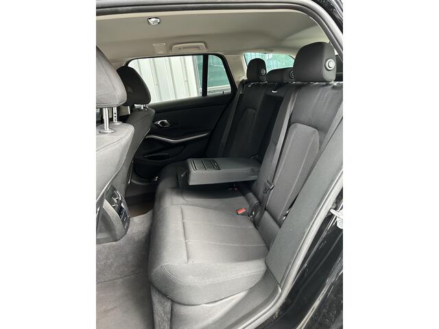 BMW 3-SERIE Touring 318i Executive Edition | NIEUW MODEL | AUTOMAAT | CARPLAY/ANDROID | NAVI | CRUISE CONTROL | CLIMATE CONTROL | PDC V+A | LMV | STOELVERWARMING | ELEKTR. ACHTERKLEP | LICHT+REGEN SENSOR | LED | BLUETOOTH