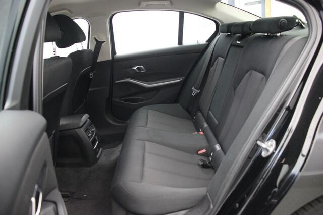 BMW 3-SERIE 318i Sedan Business Edition Automaat - Digitaal Cockpit, Carplay