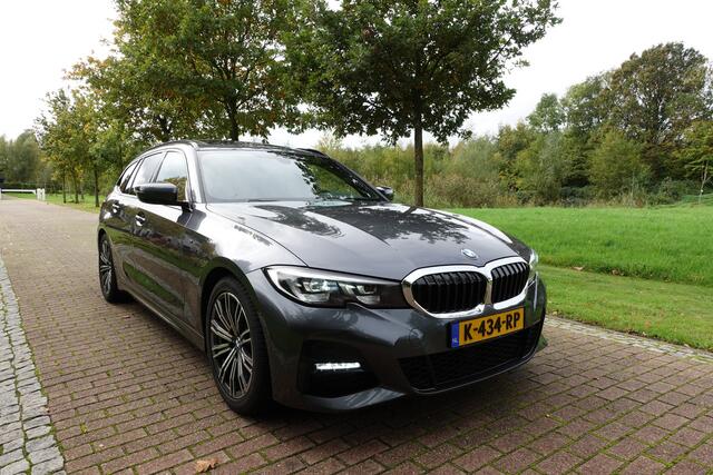 BMW 3-SERIE Touring 320i High Executive M-SPORT | Pano | LED | CarPlay | Stoelverw. | Elektr. klep | Camera |