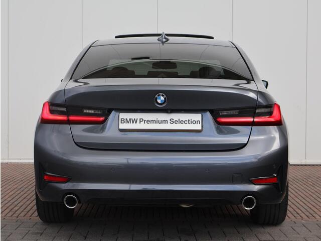 BMW 3-SERIE 318i High Executive Edition Stuurwielverwarming/ Head-Up/ Harman-Kardon/ Stoelverwarming/ Achteruitrijcamera/ Sportstoelen/ Panoramadak