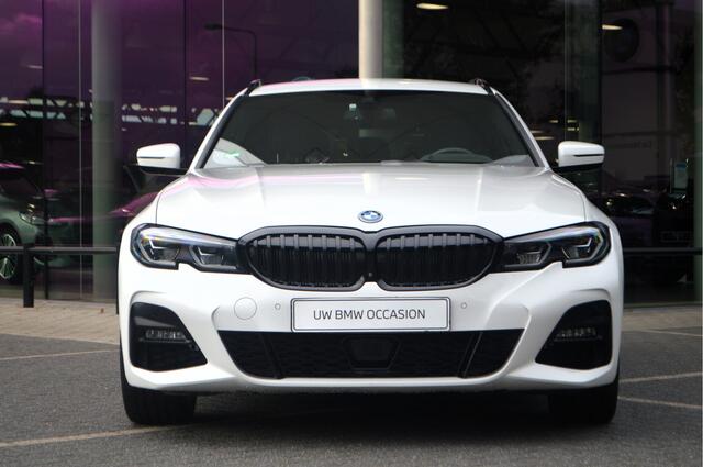 BMW 3-SERIE Touring 320e xDrive High Executive M Sport Automaat / Laserlight / Head-Up display / Comfort Acces / ACC / 18"LM-velgen