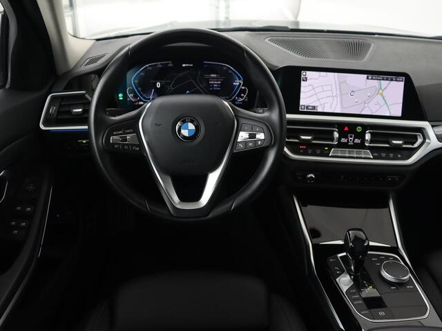 BMW 3-SERIE 330e Sport Line | Stoelverwarming | Carplay | Sportstoelen | Half leder | Camera | Navigatie | Live Cockpit | DAB | Full LED | Park Assist | Navigatie | Climate control | PHEV | Plug In