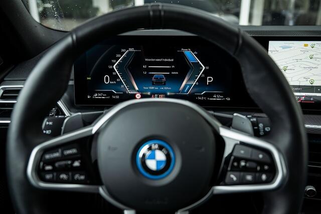 BMW 3-SERIE 330e xDrive M Sport LCI | Facelift | Shadow | Trekhaak | Widescreen | Hifi | Camera | 19' inch |