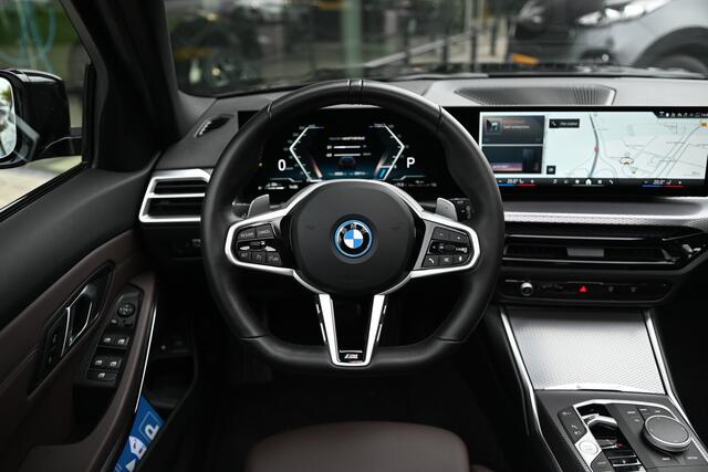 BMW 3-SERIE Touring 330e xDrive M Sport Automaat / Panoramadak / Trekhaak / Sportstoelen / Achteruitrijcamera / Adaptieve LED / Widescreen Display