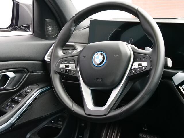 BMW 3-SERIE 320e 204 Pk Automaat Leer / Navi / Schuifdak / Camera / Head-up